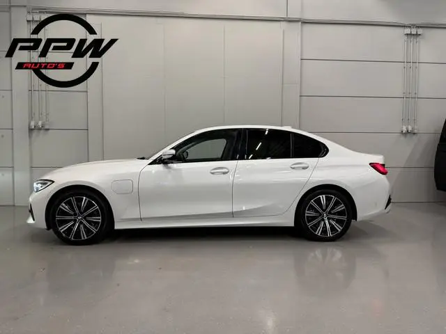 BMW 3-serie 320e Edition CAMERA/LEER-SPORT/MEMORY/LIVE COCKPIT PRO/LED/CARPLAY/SFEER/18"/PRIVACY/SHA...