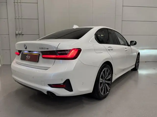 BMW 3-serie 320e Edition CAMERA/LEER-SPORT/MEMORY/LIVE COCKPIT PRO/LED/CARPLAY/SFEER/18"/PRIVACY/SHA...