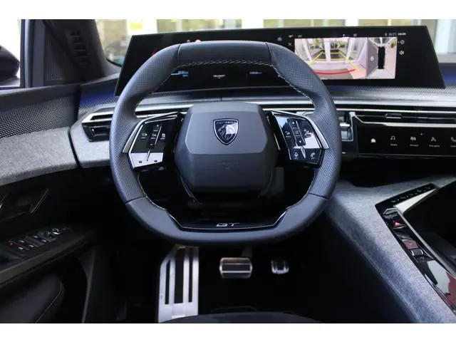 Peugeot e-5008