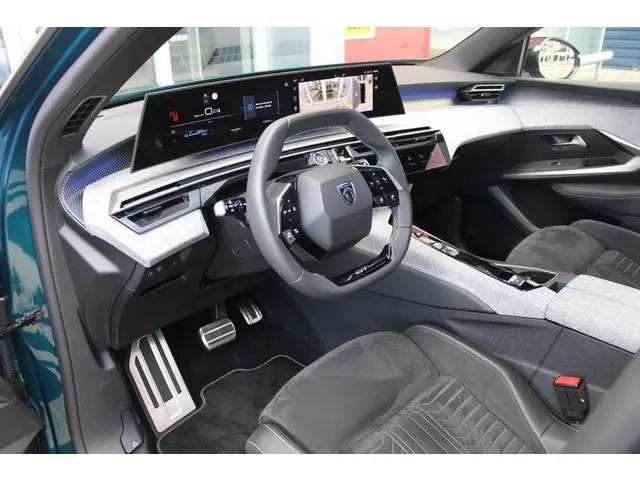Peugeot e-5008