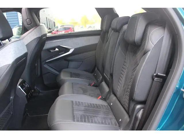 Peugeot e-5008