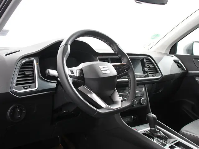 SEAT Ateca 1.5 TSI Style Business Intense Climate control Cruise control Keyless start Verwarmde voo...