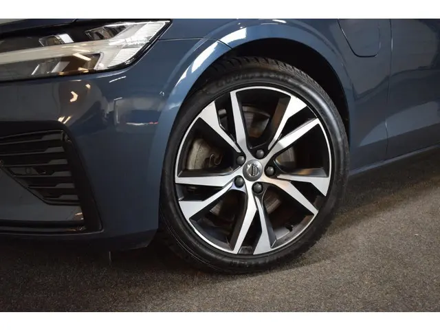Volvo S60 2.0 Recharge T6 399pk AWD Core 69km elek./ Trekhaak 2000kg/ Adapt. Cruise/ Auto Pilot/ Sto...