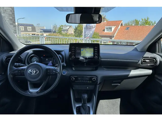 Toyota Yaris 1.5 Hybrid Dynamic, Parkeersensoren , Navigatie, Dealer onderhouden!