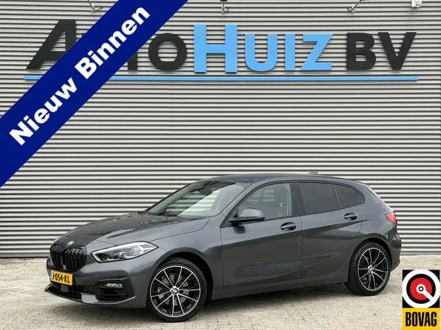 BMW 1-serie 118i Sport Line Trekhaak LED PDC Carplay DAB 18 Inch Sportstoelen