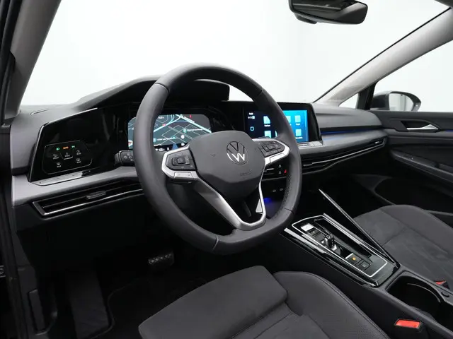 Volkswagen Golf 1.4 eHybrid 204 pk Style | Panoramadak | Geheugen-/massagestoel | Achteruitrijcamera...