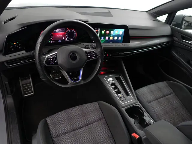 Volkswagen Golf 1.4 eHybrid 245pk GTE- Panoramadak, Sfeerverlichting, Carplay, Android Auto, Stuur/S...