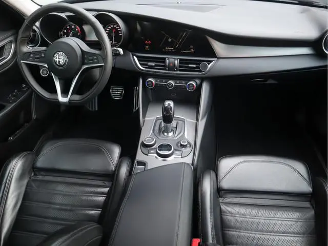 Alfa Romeo Giulia 2.0T Super Adaptive CC / Navi/ Camera /Pdc / Carplay /Stoel/Stuurverw / Automaat G...