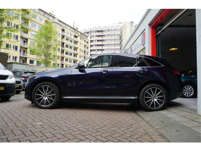 Mercedes-Benz EQC 400 4MATIC AMG Line Premium Plus * BURMESTER * ADAPTIVE * Lane departure stuurcorr...