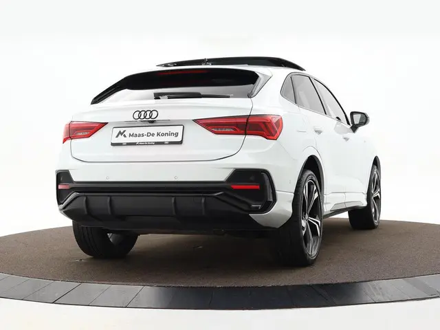 Audi Q3 Sportback 45 TFSI e S Edition · Panoramadak · 360 Camera · Sonos Audio · Apple/Android Car P...