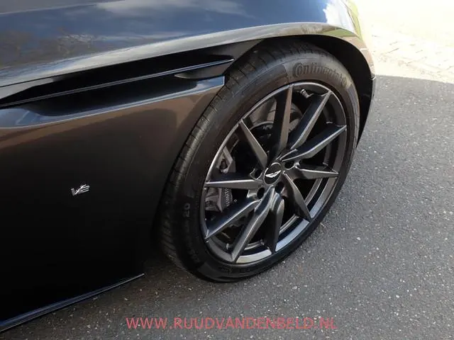 Aston Martin DB11