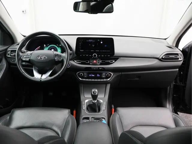 Hyundai i30 Wagon 1.5 T-GDi MHEV Premium/ trekhaak/ lage km/ zeer mooi!