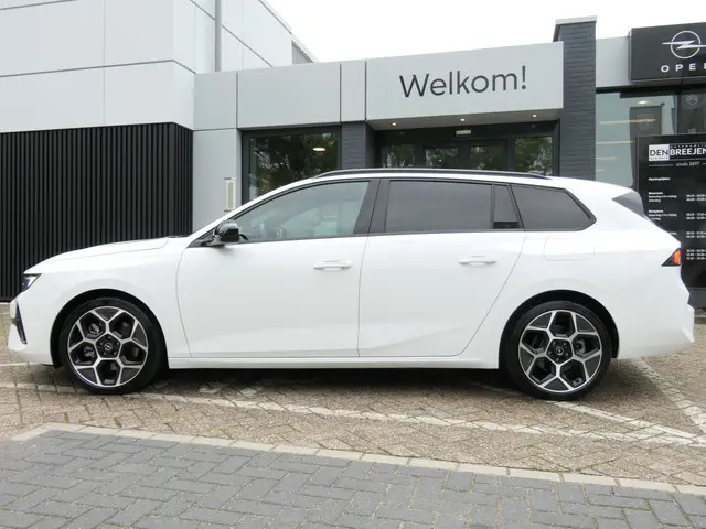 Opel Astra ST 1.6 Turbo 180pk Plug In Hybrid Ultimate | Panoramadak | Trekhaak | 18'' LMV