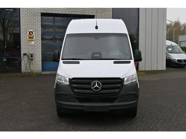 Mercedes-Benz eSprinter 320 RWD L2H2 Pro 81kWh Snellader, Navigatie, Trekhaak, Winterpakket, Etc.