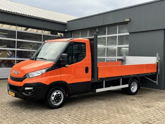 Iveco Daily 35C14 2.3 375 Laadklep 500kg Trekhaak 3500kg trekgewicht Airco 2-Persoons Open laadbak P...
