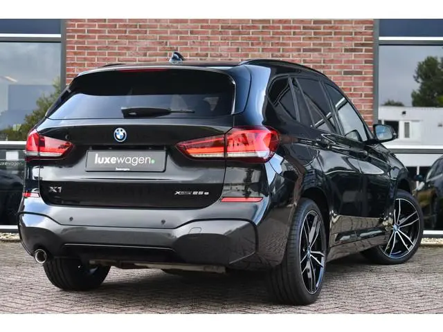 BMW X1 xDrive25e 220pk M-Sport 19inch Leder Stuurverw LED El-klep DAB BTW-auto!