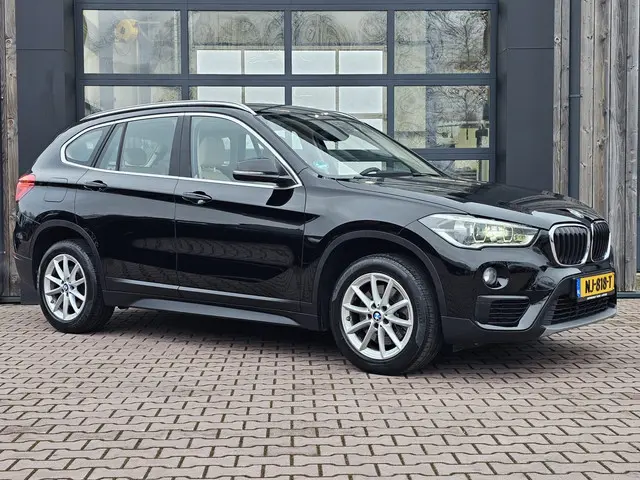 BMW X1 sDrive20i Centennial High Executive | Automaat | Navi | Stoelverwarming | HUD | Parkeersensor...