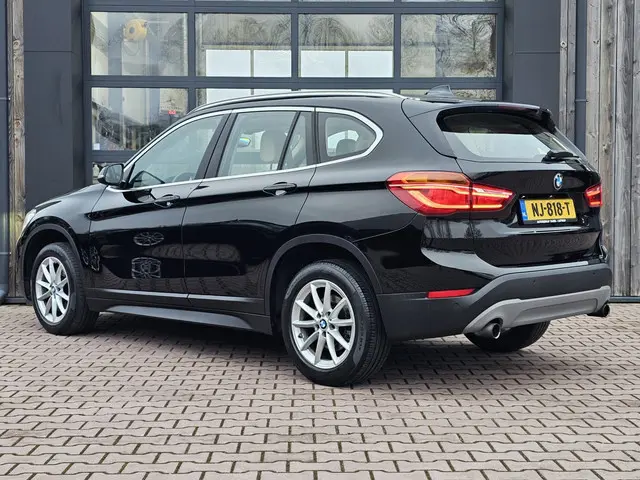 BMW X1 sDrive20i Centennial High Executive | Automaat | Navi | Stoelverwarming | HUD | Parkeersensor...