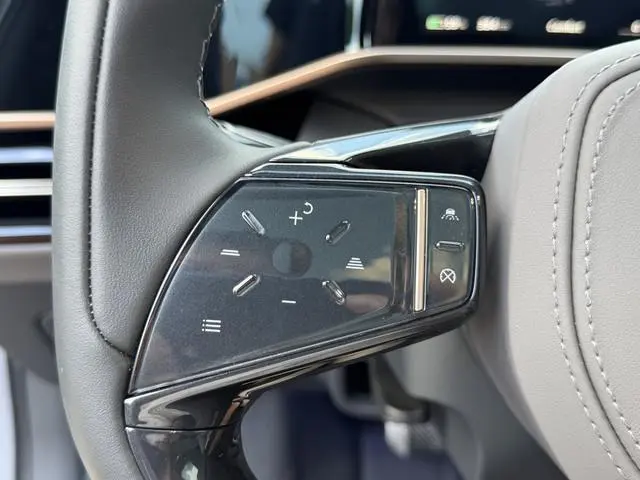 Hongqi EH7