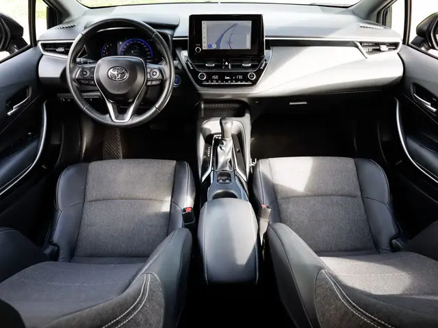 Toyota Corolla 1.8 Hybrid Dynamic 1e-Eig. & Keurig-Onderh. BOVAG-Garantie.