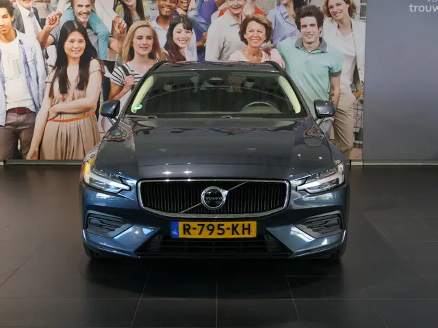 Volvo V60 2.0 B3 Core  - Occasion Lease vanaf €664 p/m - Verwarmde voorruit / (achter)stoelen & stuu...