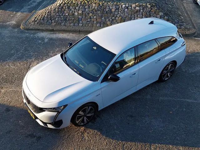 Peugeot 308 SW 1.6 Plug-in Hybrid 180 Allure 1e EIGENAAR PHEV METALLIC VIRTUAL COCKPIT CAMERA HALF L...