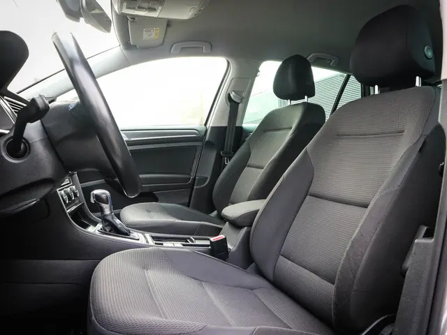 Volkswagen e-Golf e-Golf | Clima | Cruise | Navi | Pdc | 17 Inch | Led | Pdc voor/achter | SOH 89% |...