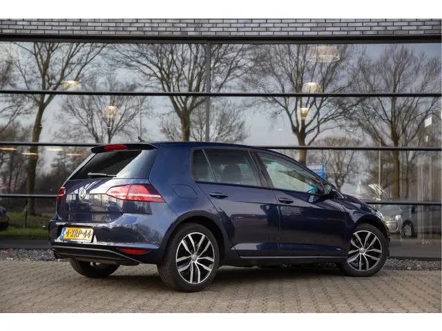 Volkswagen Golf 1.2 TSI Highline , Stoelverwarming, Achteruitrijcamera, Navigatie,