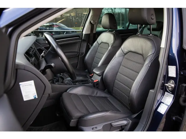 Volkswagen Golf 1.2 TSI Highline , Stoelverwarming, Achteruitrijcamera, Navigatie,