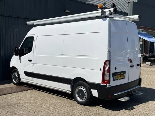 Renault Master T35 2.3 dCi L2H2 Airco Cruise controle Kastinrichting Trekhaak 2500kg Trekgewicht Imp...