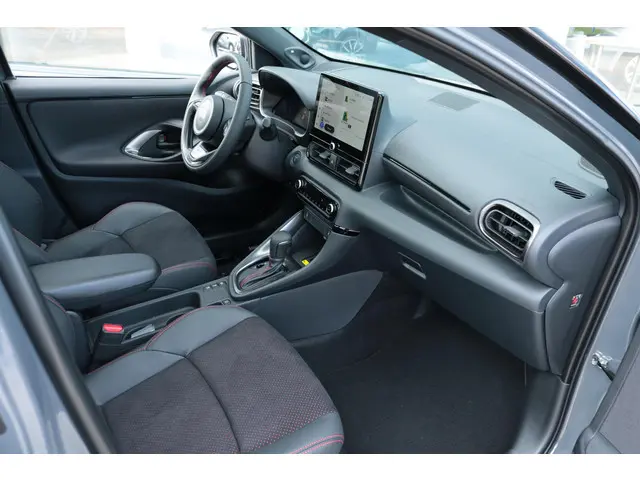 Toyota Yaris 1.5 Hybrid 130 GR Sport, Face lift, Pano-dak, JBL , BSM, Stuur- stoelverwarming