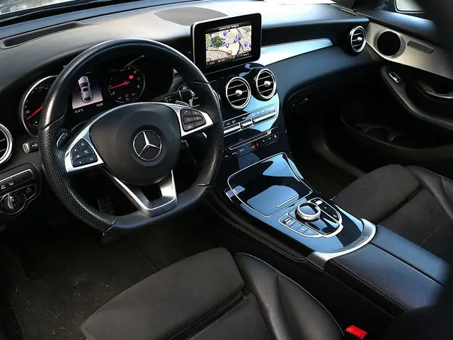 Mercedes-Benz GLC Coupé 250 4MATIC AMG Line | Distronic+ | Schuifdak