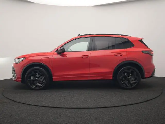 Volkswagen Tiguan 1.5 eHybrid R-Line Edition PHEV 204pk Dealer O.H. | Panodak | Adaptive Cruise | He...