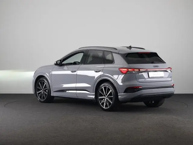 Audi Q4 e-tron 45 S edition Competition e-tron 82 kWh 286 pk | Navigatie | Stoelverwarming | Assiste...