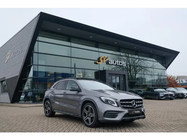 Mercedes-Benz GLA-klasse GLA180 AMG 122pk Panoramadak Night pakket Climate control Cruise control Tr...