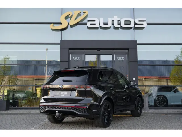 Volkswagen Tiguan 1.5 eHybrid 204pk R-Line Panoramadak Black Style Trekhaak Stoelkoeling BOMVOL!! NL...