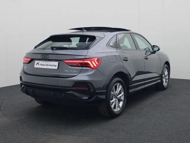 Audi Q3 Sportback 45 TFSIe 180kW/245PK S Line · Panoramadak · Camera · Apple/Android Car Play ·  Dri...
