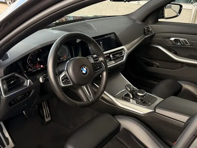 BMW 3-serie 320i M-Sport | Cruise | M Zetels | Apple Carplay | Navi | Sfeerverlichting |