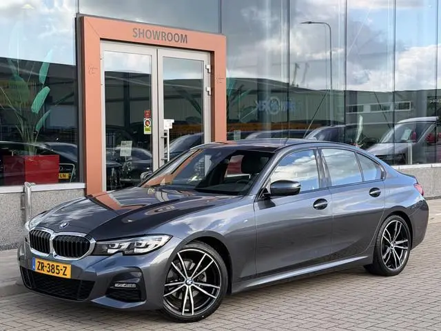 BMW 3-serie 320i M-Sport | Cruise | M Zetels | Apple Carplay | Navi | Sfeerverlichting |