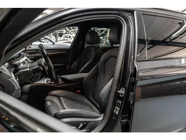 BMW 5-serie Touring 520i Business Edition Plus Sensatec M Sport | Dealer Onderhouden | Elektr. Trekh...