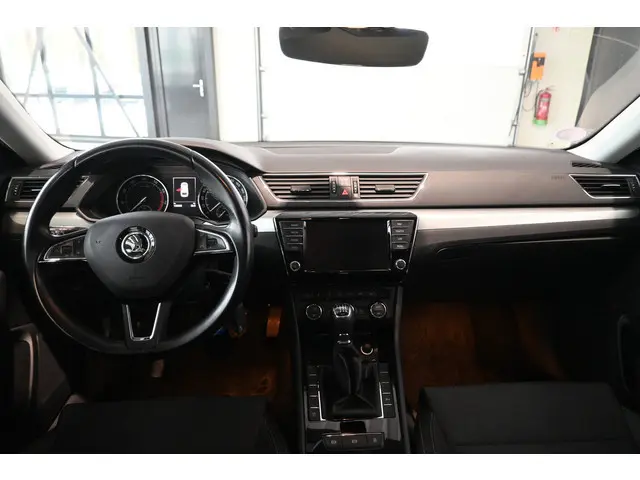 ŠKODA Superb Combi 1.4 TSI Ambition Business Clima Navigatie Trekhaak Goed Onderhouden! Inruil Mogelijk!