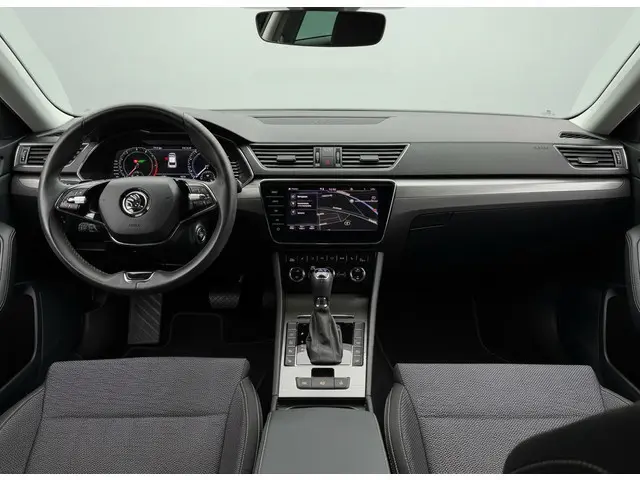 ŠKODA Superb Combi iV 218PK DSG HYBRID BUSINESS CAMERA/NAVI/VIRTUAL/STUURVERW.
