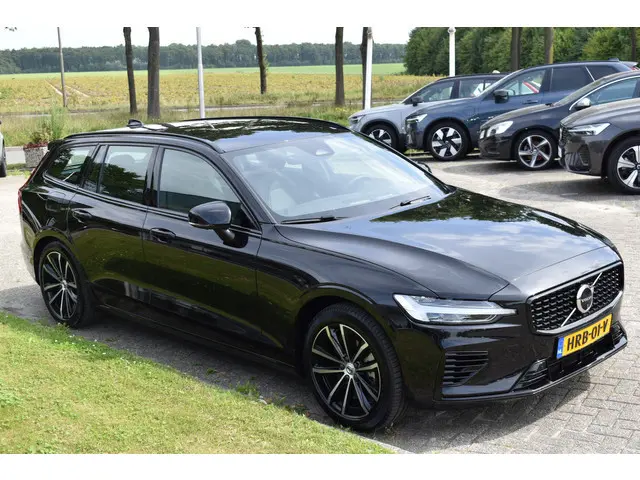 Volvo V60 T6 AWD 350PK Plug-in Hybrid Plus Dark | ACC | Pilot Assist | Stoel stuurverwarming | Camer...