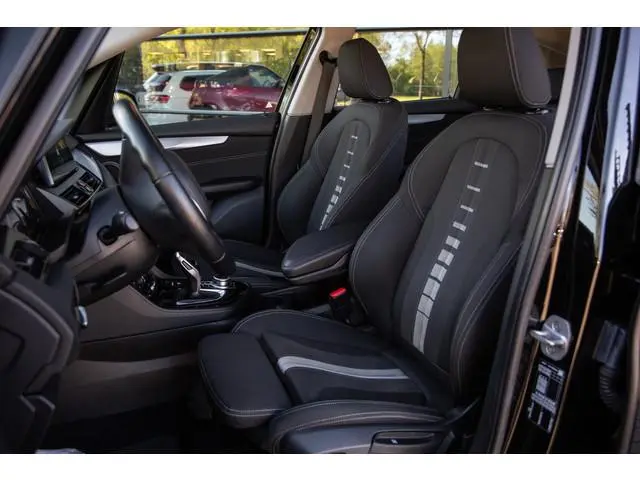 BMW 2-serie Active Tourer 218i High Executive , Trekhaak, Navigatie, Stoelverwarming,