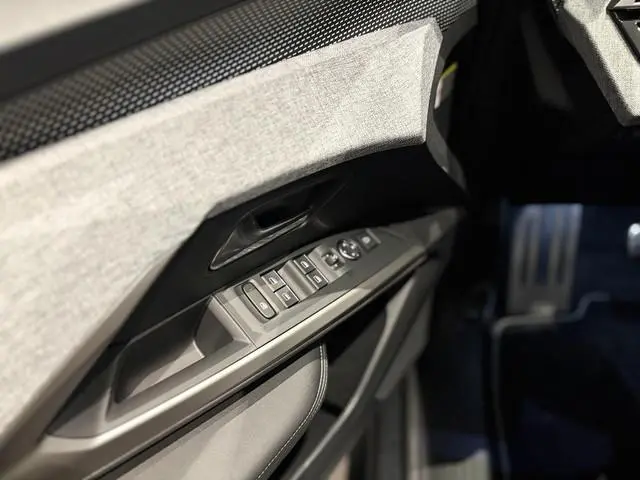 Peugeot e-5008