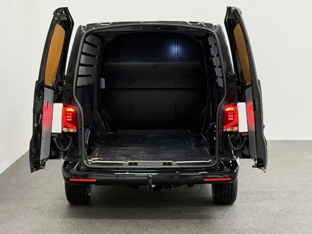 Volkswagen Transporter 2.0 TDI L2H1 28 Highline Automaat Automaat Camera Airco Cruise Navi Trekhaak