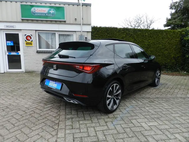 SEAT Leon 1.5 eTSI FR Business Intense Beats Audio System - Panorama dak - Apple CarPlay - Android A...