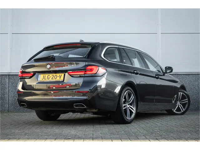 BMW 5 serie Touring 530e Panoram / Camera / Leder / Elec stoelen /