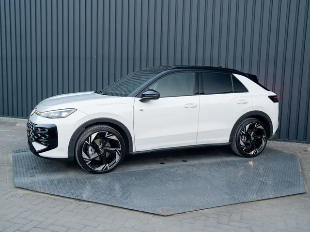 Volkswagen T-Roc 1.5 eTsi R-Line First Edition | Black Style | 360 Camera | Head Up | Elk. A-klep |...