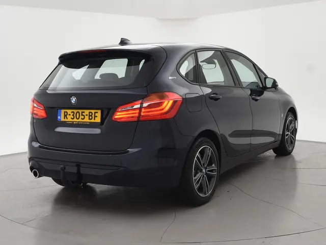 BMW 2-serie Active Tourer 225xe 224 PK XDRIVE PLUG-IN HYBRID + STOELVERWARMING / AFN. TREKHAAK / NAV...